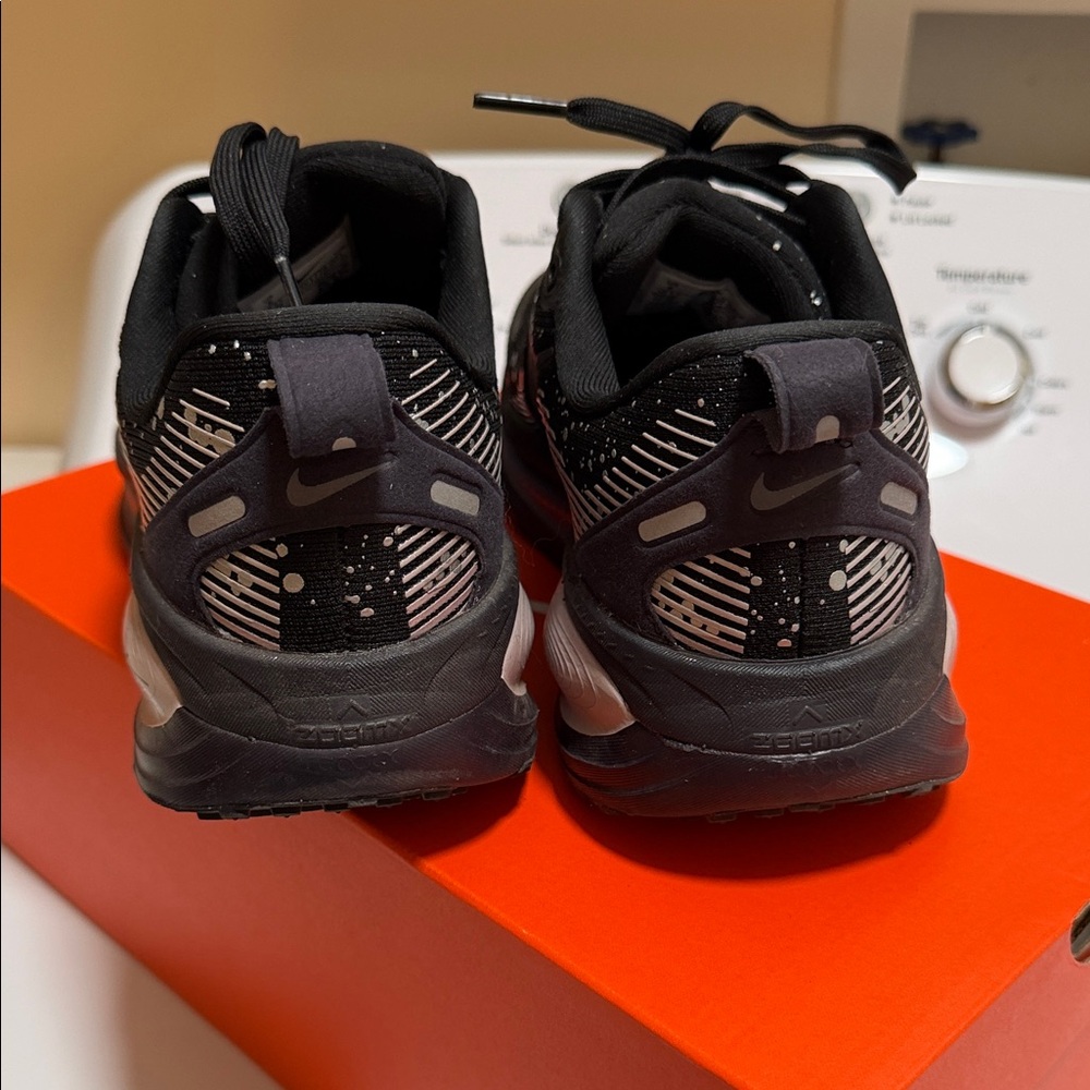 Women’s Nike Vomero 18 SE - Picture 4 of 5